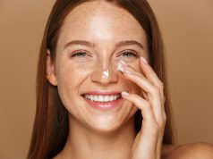 Witaminy w kosmetykach – na które warto zwrócić uwagę? dziewczyna krem pielęgnacja