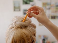 Łojotok skóry głowy – czym jest i jak radzić sobie z problemem? łojotok skóry