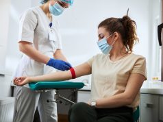 Badania profilaktyczne kobiet – które warto robić raz do roku? pobranie krwi