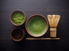 Matcha – co warto wiedzieć o zielonej herbacie rodem z Japonii? Jakie właściwości oferuje ten napój? Matcha