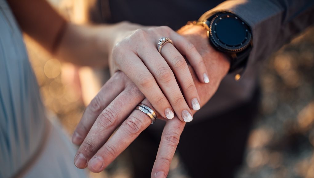 dłoń pierścionek zaręczynowy
