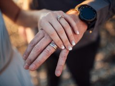 Na którym palcu nosi się pierścionek zaręczynowy przed ślubem i po? dłoń pierścionek zaręczynowy