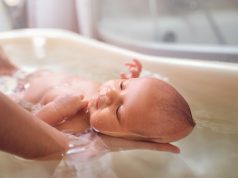 Pierwsza kąpiel noworodka – jak uczynić ją przyjemną? pierwsza kąpiel noworodka