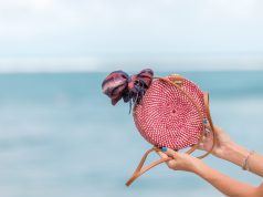 Torebka ze skóry naturalnej czy ekologicznej – którą wybrać? kolorowa torebka