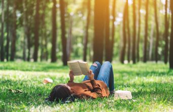 Romans czy intryga? „Krew i popiół” Jennifer L. Armentrout Krew i popiół Jennifer L. Armentrout