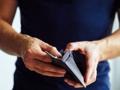 Czym kierować się przy wybieraniu portfela? mężczyzna portfel