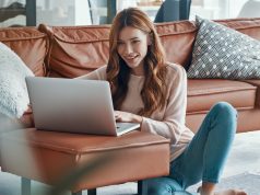 Zakup laptopa, na co zwracać uwagę? dziewczyna z laptopem