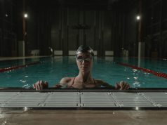 Czy pływanie odchudza? kobieta na basenie