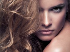 Jak opalać się bezpiecznie? opalona dziewczyna