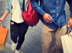 Jak skutecznie oszczędzać pieniądze? Kilka praktycznych porad para na zakupach