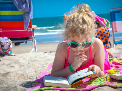 Co zabrać na wakacje z dzieckiem? dziecko na plaży