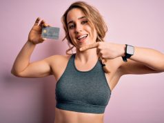 Dlaczego warto posiadać kartę kredytową? dziewczyna karta kredytowa