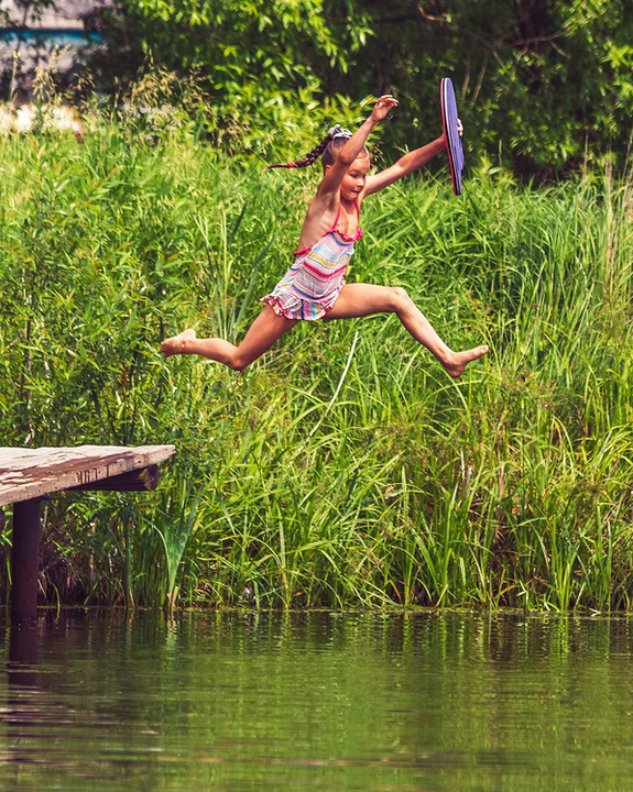 dziewczynka skacząca do wody