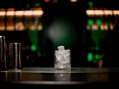 Mobilny barek na alkohol – czy warto i dlaczego? barek na alkohol