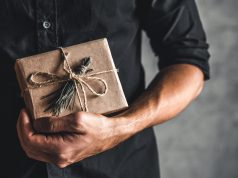 Prezent dla niego – jak wybrać i gdzie kupić? mężczyzna prezent