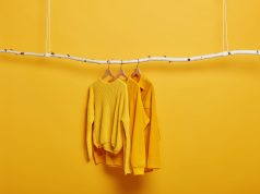 Modne ubrania marki Ciemna Strefa ubrania na wieszaku