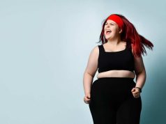 Ćwiczenia dla początkujących i dla osób z dużą nadwagą – o czym pamiętać? dziewczyna z nadwagą trening