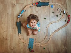 Najlepsze zabawki dla dzieci – co obecnie jest na topie? dziecko z zabawkami