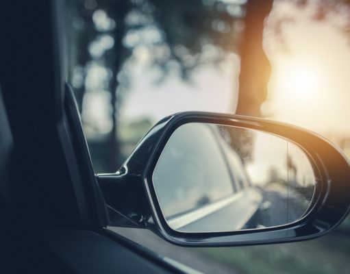 Jak dbać o szyby i lusterka w samochodzie? lusterko samochodowe