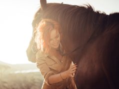 Terapia z udziałem koni: jak działa i do kogo są kierowane terapia z końmi