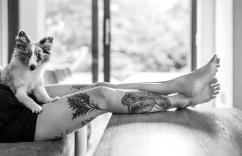 Jak poradzić sobie z wrastającymi włoskami? Praktyczne wskazówki do pielęgnacji dla gładkiej skóry depilacja wrastające włoski