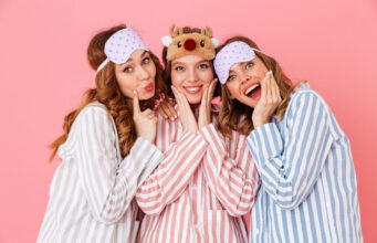 Legginsy i piżamy damskie – jak wybrać komfortowe ubrania na co dzień i na noc? piżamy damskie